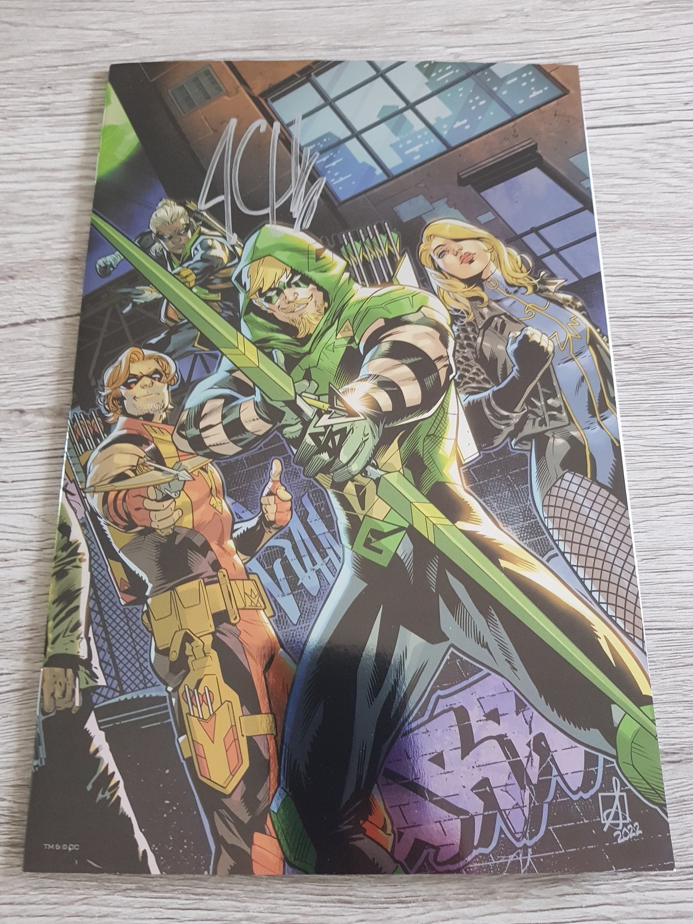 Green Arrow #1 SEAN IZAAKSE Wraparound Foil Virgin Exclusive ! Signed by creator Joshua Williamson